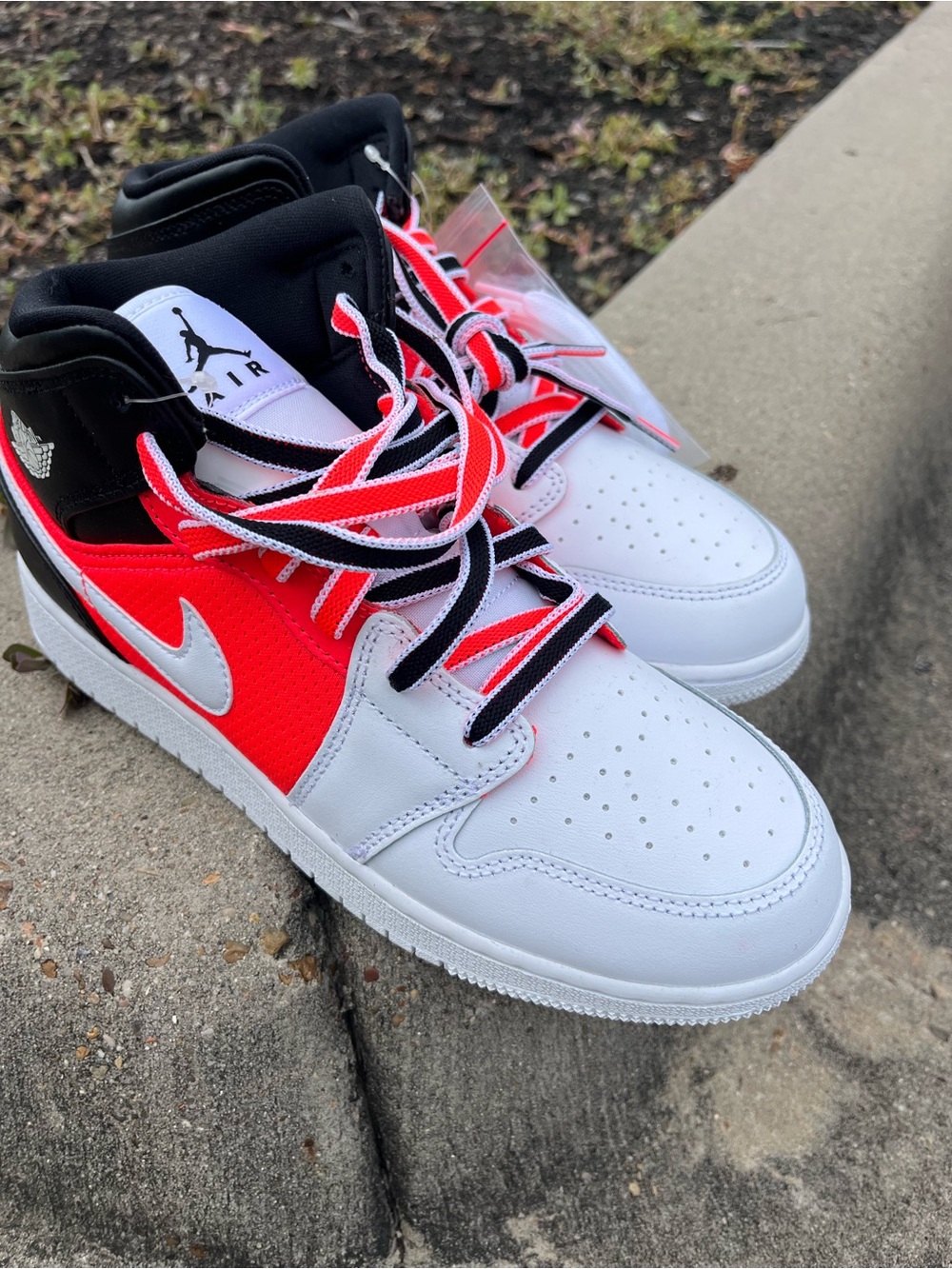Nike Air Jordan 1 mid GS blk/infared  in White,fb4417-016